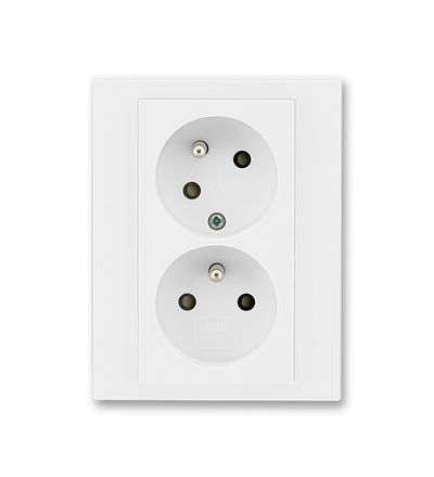 ABB Zásuvka dvojnásobná s ochr. kolíky, s clonkami, s natočenou dutinou 5513H-C02357 03